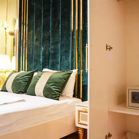 White Moon Hotel Suites *